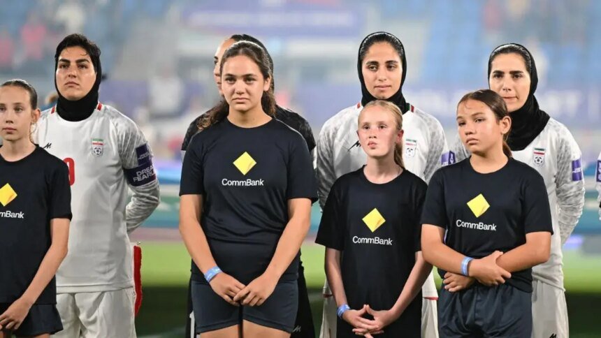 Jugadoras iraníes criticadas por no cantar himno en la Copa de Asia