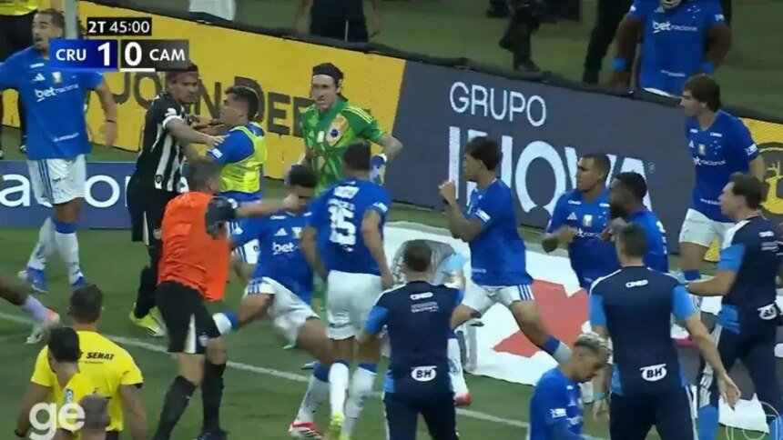 Jugadores de Cruzeiro y Atlético Mineiro protagonizan pelea durante el partido