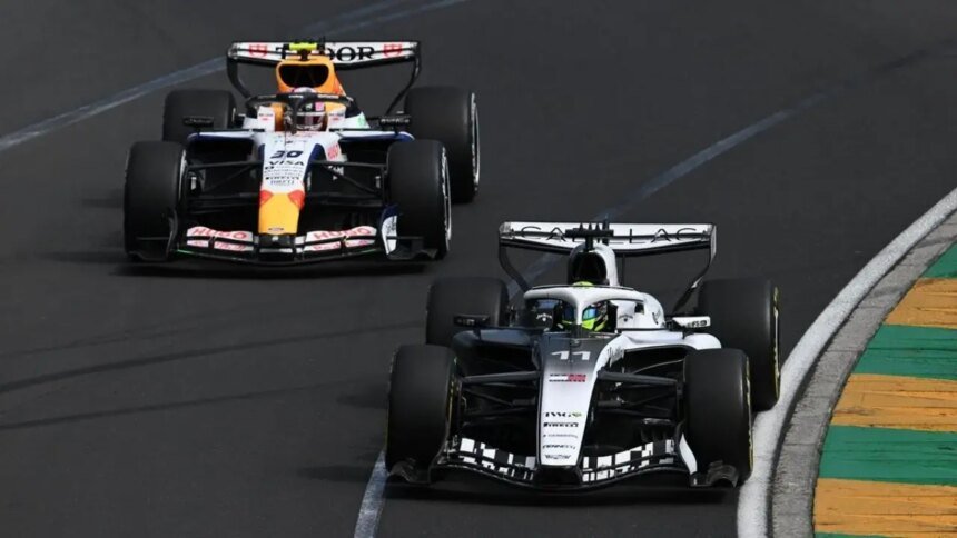 Liam Lawson critica a Checo Pérez por cerrar su paso