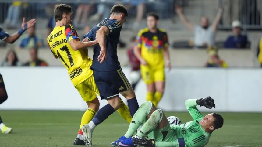 Luis Ángel Malagón sale en camilla; lesión pone en riesgo su Mundial