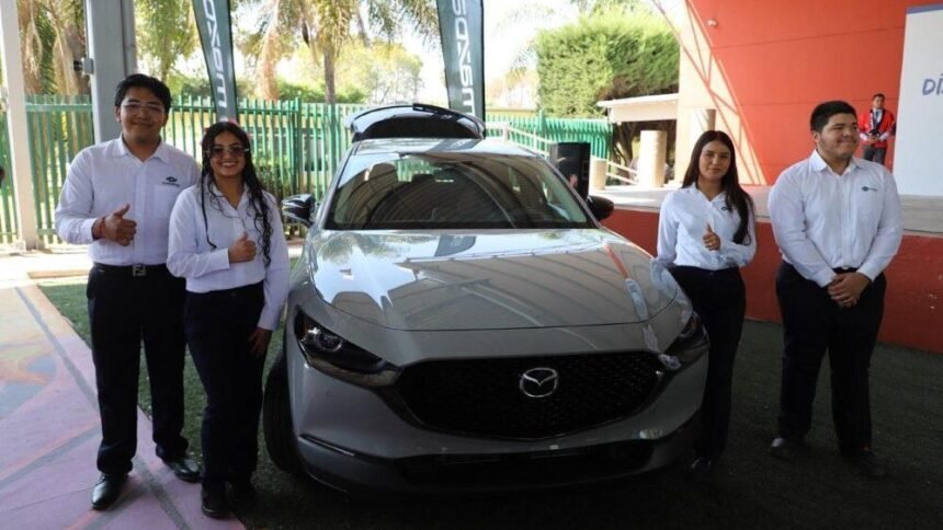 Mazda dona vehículo a CONALEP Irapuato para fortalecer formación técnica