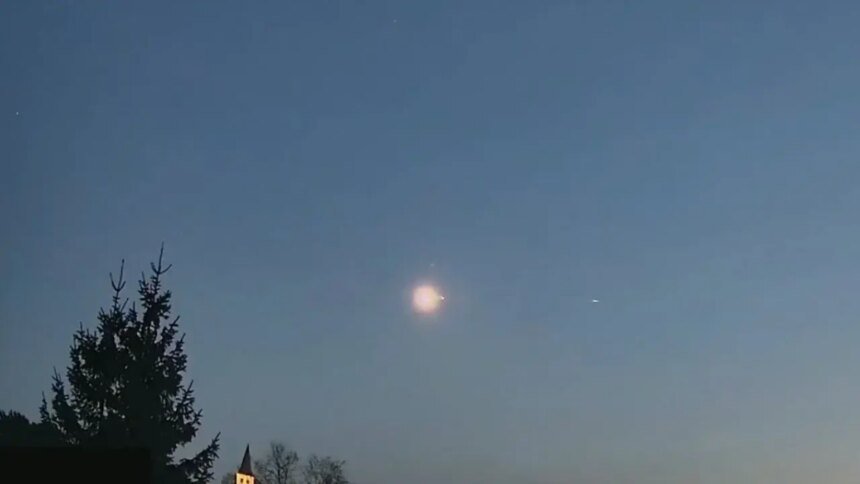 Meteorito fragmentado daña vivienda en Lieja; visto también en Francia y Alemania