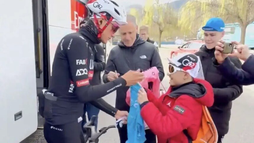 Niño italiano pide autógrafo a Isaac del Toro en Tirreno-Adriático