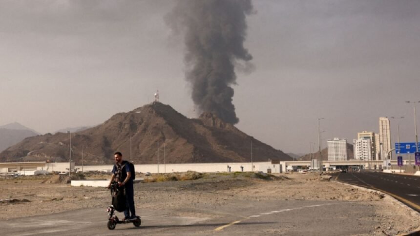 OMS advierte riesgos sanitarios por lluvia ácida tras ataques en Irán