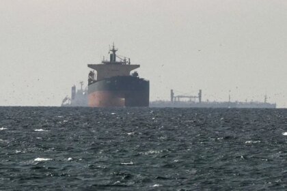 Omán registra paso del primer petrolero no iraní por Ormuz