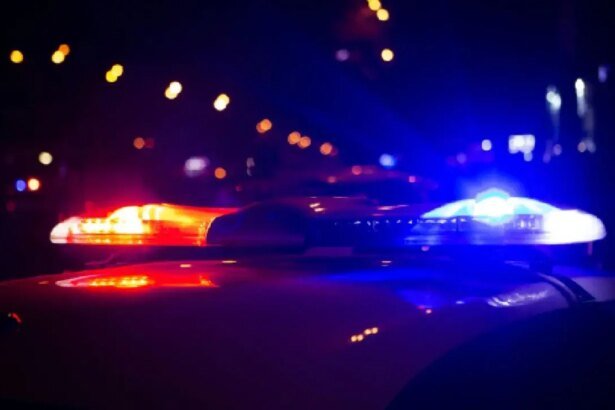 Policías de CDMX empujan taxi con dos cadáveres de Azcapotzalco hacia Naucalpan