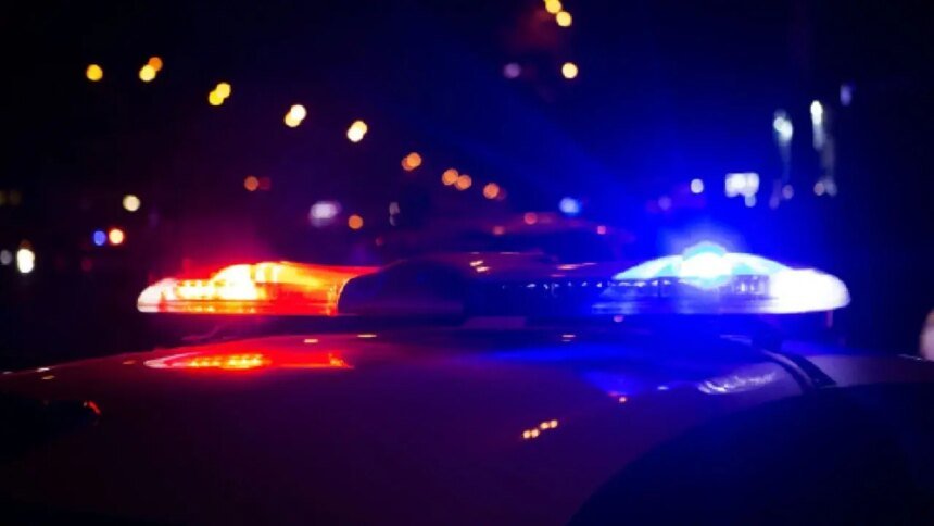 Policías de CDMX empujan taxi con dos cadáveres de Azcapotzalco hacia Naucalpan