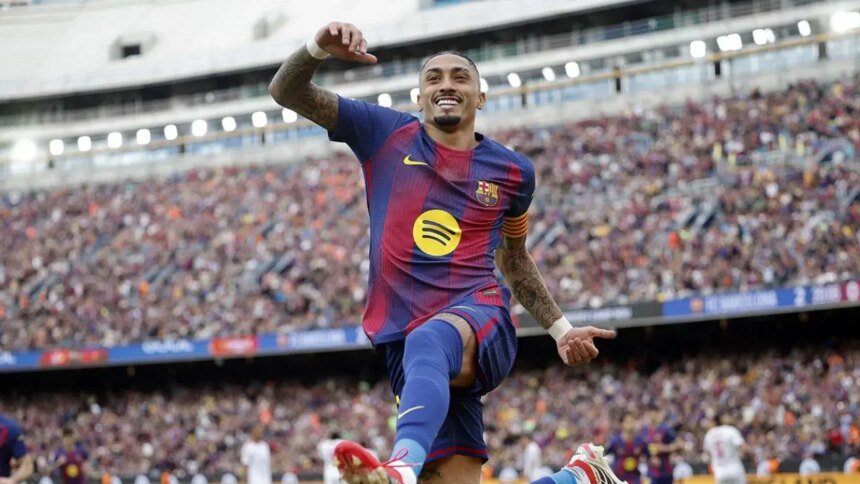 Raphinha hace triplete y Barcelona vence al Sevilla, líder a cuatro puntos