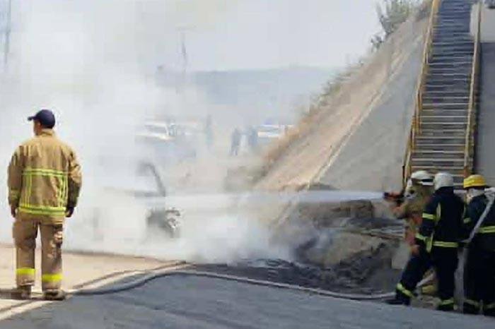 Vehículo se incendia en la carretera Morelia-Salamanca, Cuto del Porvenir, Michoacán