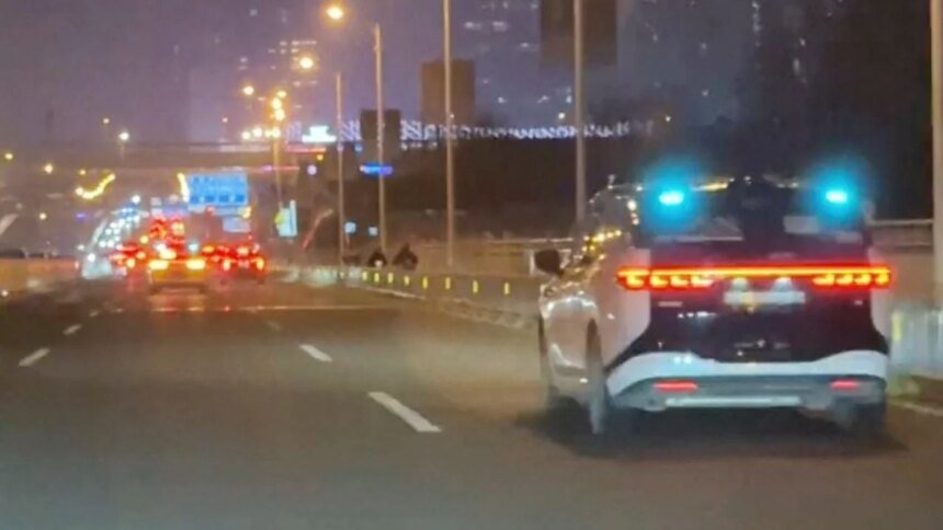 China suspende licencias para vehículos autónomos tras detención de robotaxis. Contacto