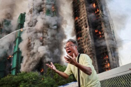 Damnificados de incendio devastador reintegran ruinas en Hong Kong Contacto