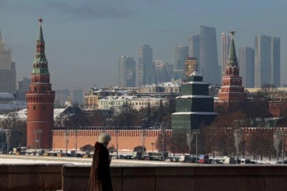 Detienen a mujer alemana en Rusia con explosivo en su mochila Contacto