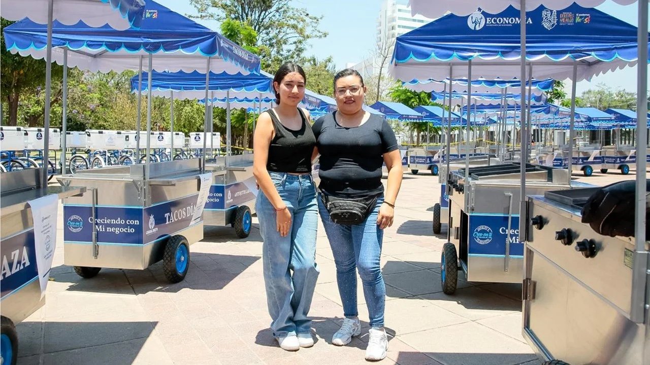 Entrega la Gobernadora apoyos del programa “Mi Tienda al 100” y “Mi Plaza” Contacto