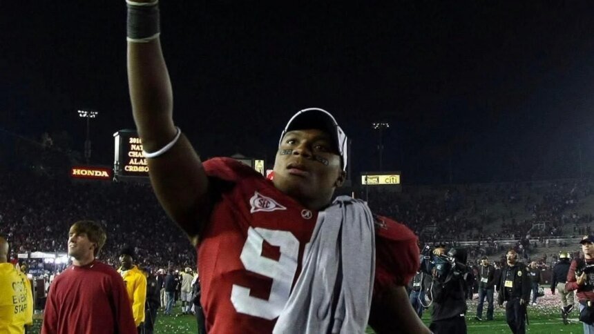 Exjugador universitario revela su disfraz para obtener préstamos millonarios Contacto