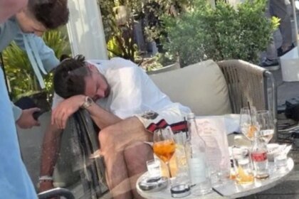 Futbolista Jack Grealish dormido y en estado de ebriedad en bar de Manchester Contacto