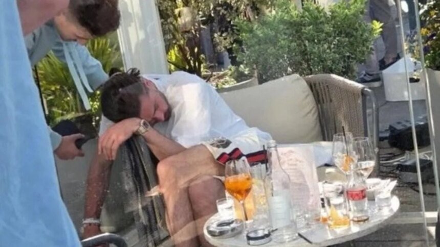 Futbolista Jack Grealish dormido y en estado de ebriedad en bar de Manchester Contacto