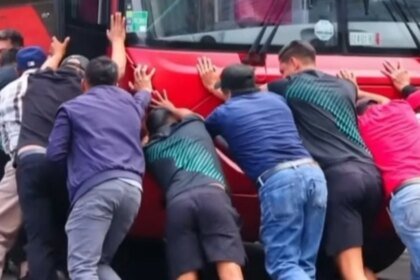 Futbolistas de La Paz ayudan a liberar un Metrobús en la CDMX Contacto
