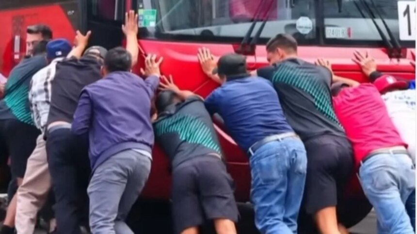 Futbolistas de La Paz ayudan a liberar un Metrobús en la CDMX Contacto