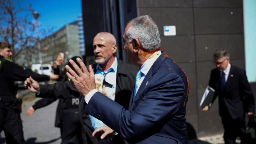 Heredero del sha de Irán atacado con líquido rojo en Berlín Contacto