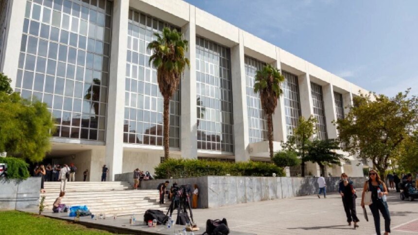 Hombre de 89 años ataca oficinas públicas en Atenas, dejando cinco heridos Contacto