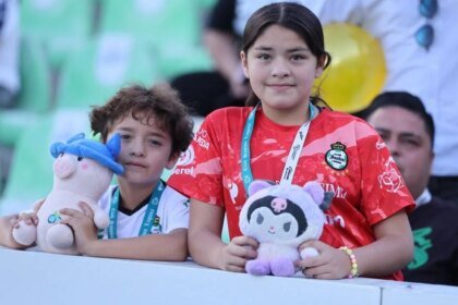 Santos Laguna organiza lluvia de peluches para ayudar a niños necesitados Contacto
