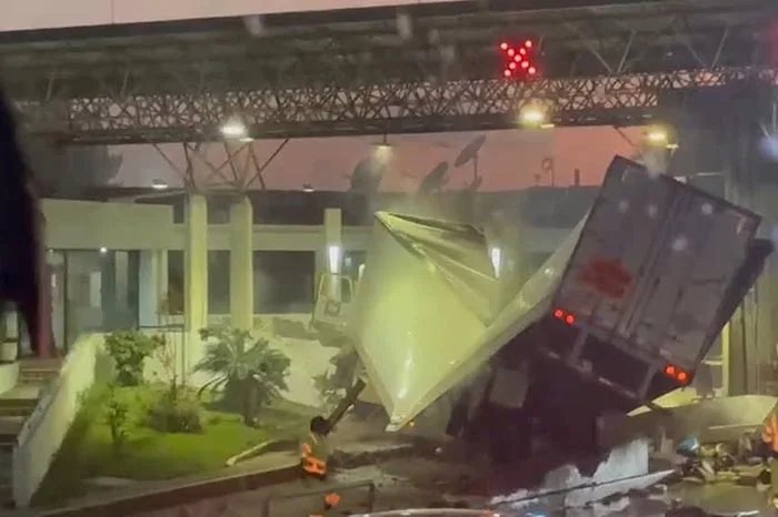 Tráiler choca con vehículos en caseta de Zinapécuaro, Michoacán Contacto