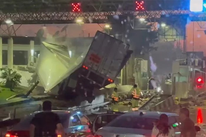 Tráiler sin frenos embiste caseta y provoca siete heridos en Michoacán Contacto