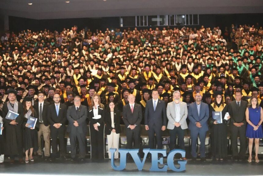 UVEG gradúa a más de 2,300 estudiantes en ceremonia de integración. Contacto