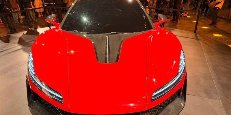 vehículo futurista con propulsión a chorro Contacto