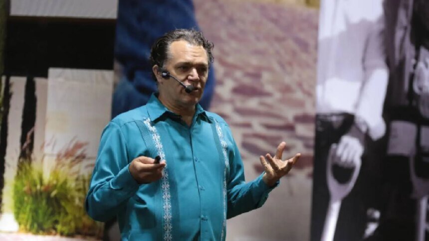 Zunzunegui llena León y provoca debate con su visión de México Contacto