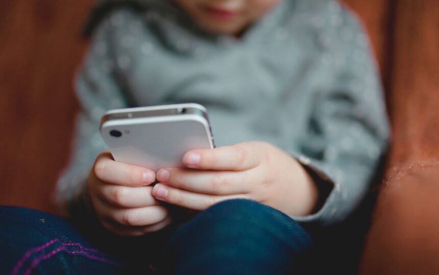 México: Congreso de la CDMX regula el uso de celulares en escuelas