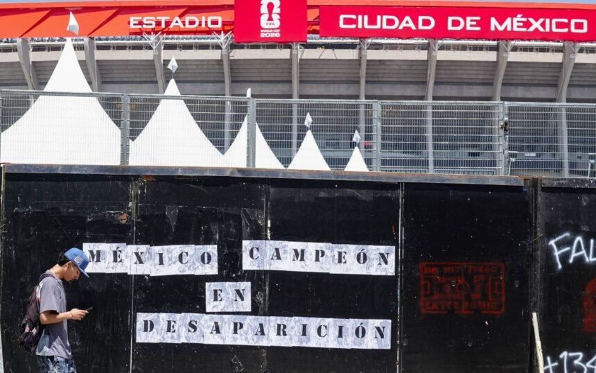 México: Fichas de búsqueda por desaparecidos cubren Estadio Azteca