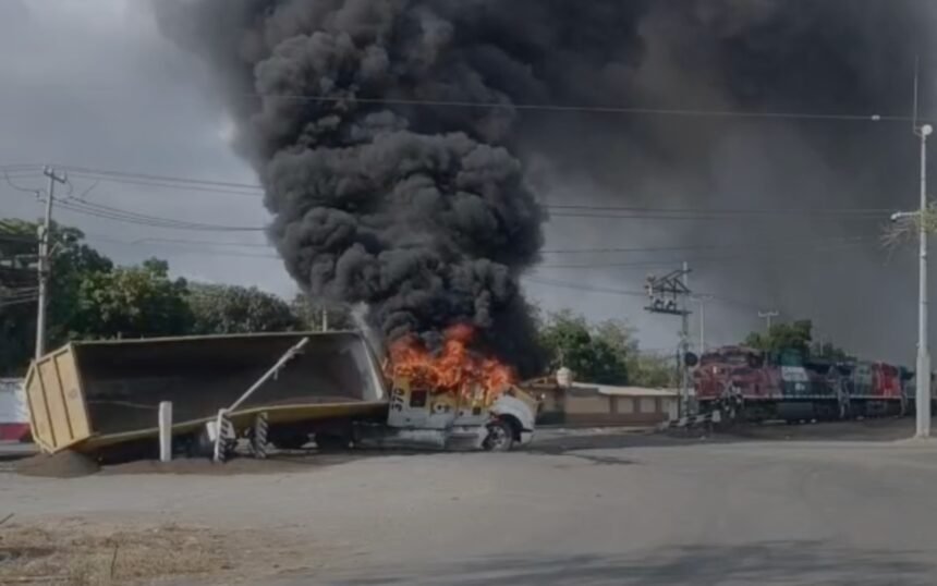 Narcobloqueos en Colima afectan la seguridad y transportes en México