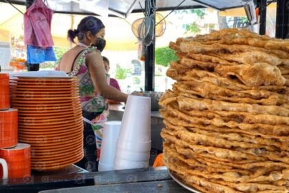 Celaya, Gto.: Cofia y cubrebocas esenciales en puestos de comida
