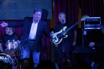 Coque Muñiz trae su noche bohemia a León: un regreso esperado