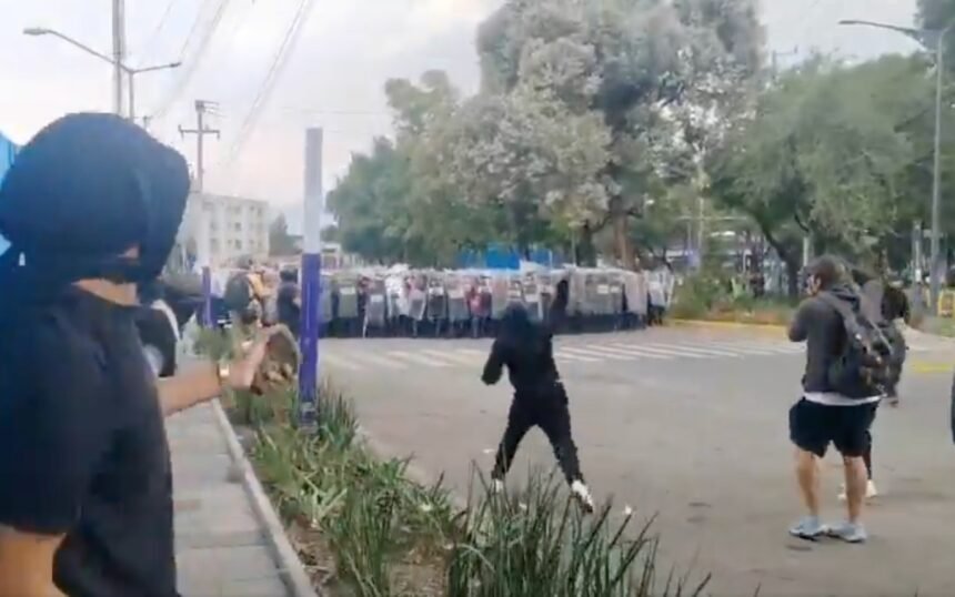 Enfrentamiento entre manifestantes y policías en el Estadio Azteca, México
