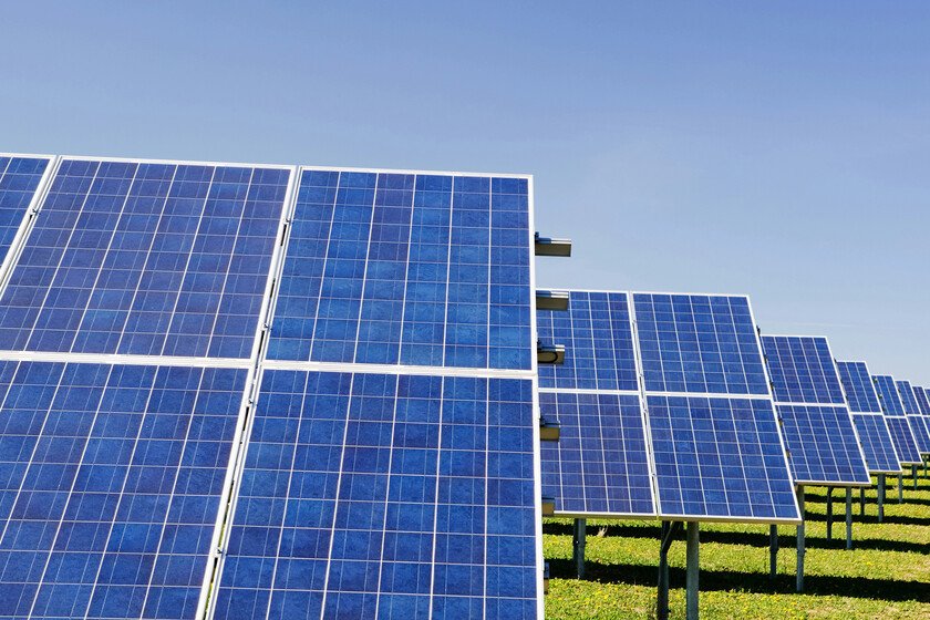 España lidera en energía solar, pero importa el 70% que consume.