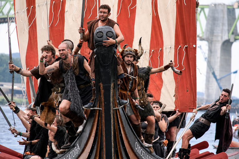 Galicia presenta un pueblo que revive un auténtico desembarco vikingo cada verano