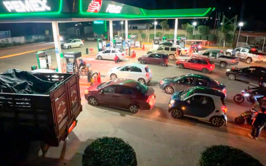 Gasolinerías de Oaxaca saturadas tras la toma de Pemex en México