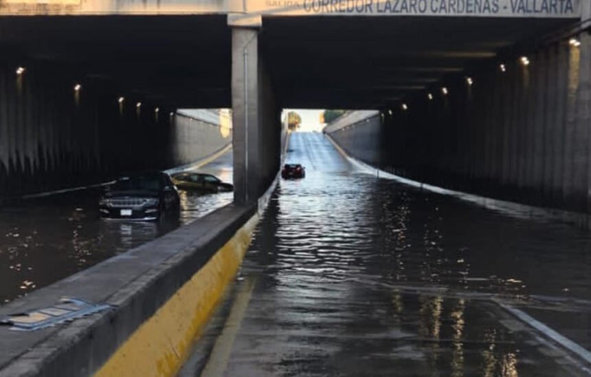 Inundaciones en Guadalajara afectan paso a desnivel hacia Nogales