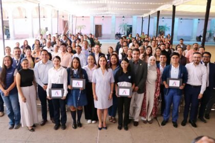 Irapuato: Entrega de 50 computadoras para estudiantes destacados