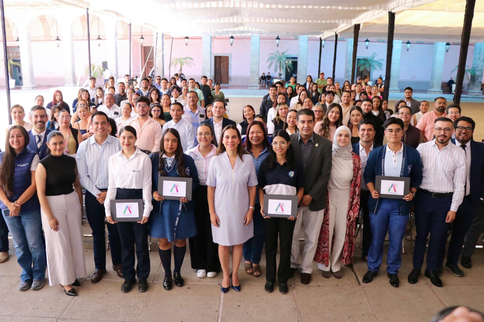 Irapuato: Entrega de 50 computadoras para estudiantes destacados