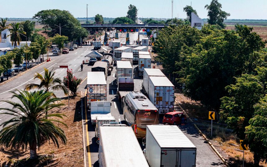 México: Acuerdo entre Segob y AMOTAC para frenar bloqueos carreteros