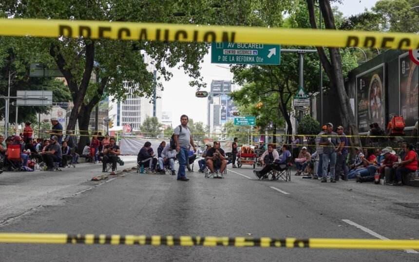 México: CNTE bloquea Reforma en Oaxaca afectando a familias y estudiantes