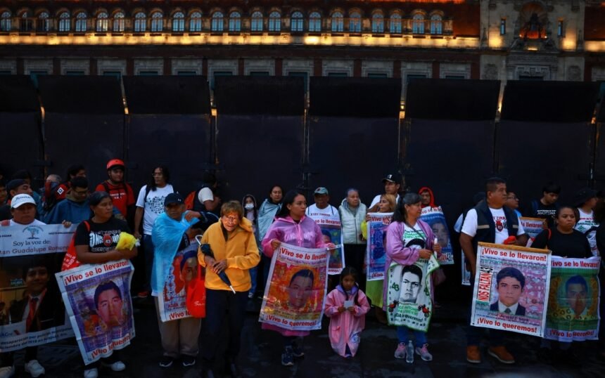 México: Familias de Ayotzinapa piden reabrir caso tras 12 años