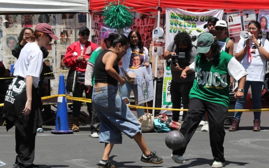 México: Familias en [Estado] utilizan 'cascarita' para visibilizar crisis de desaparecidos