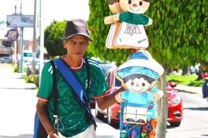 Salamanca, Gto.: Comerciante invidente inspira pasión mundialista en la comunidad