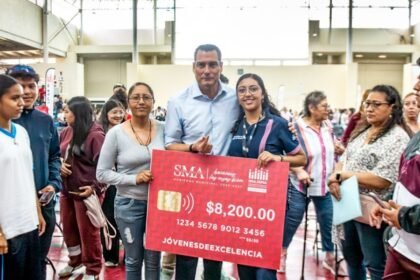 San Miguel de Allende entrega becas de excelencia a 330 estudiantes