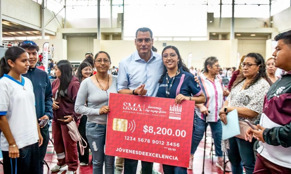 San Miguel de Allende entrega becas de excelencia a 330 estudiantes