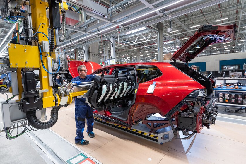 BMW reducirá 8,000 empleos en Alemania por rentabilidad y futuro.